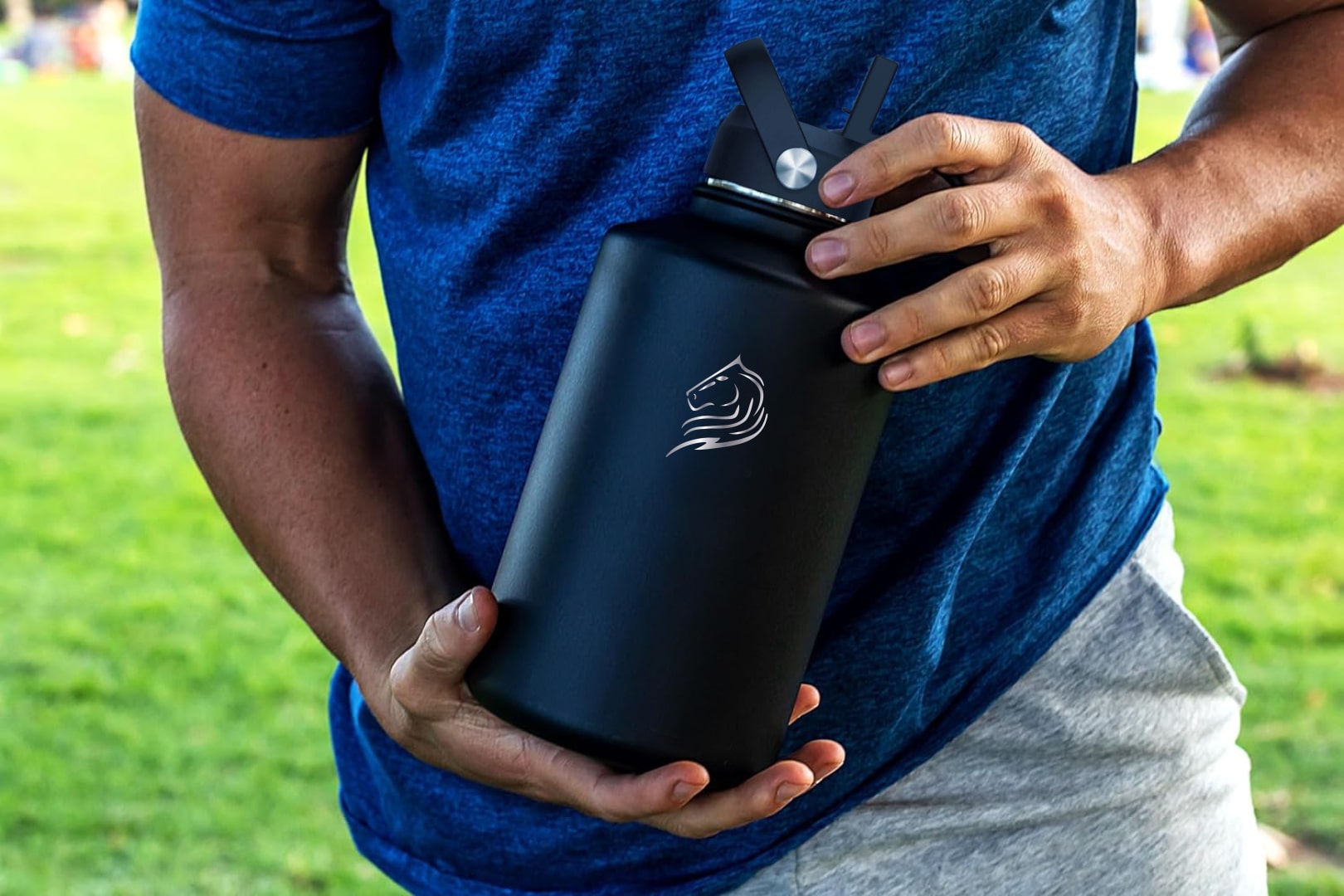 coolnmore Jet Black θερμός 1,5 λίτρο με καλαμάκι, 2 καπάκια, θήκη σιλικόνης, λαβή paracord