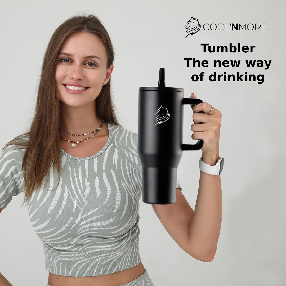 Το Coolnmore Traveller Tumbler obsidian black 1000ml είναι ένα πολυλειτουργικό, πρακτικό ποτηρι θερμος με λαβη και καλαμακι, ειναι 100% στεγανο στην τσαντα ή στο σακκίδιο σας χαρη στα εφαρμοστα δαχτυλιδια σιλικονης του καπακιου