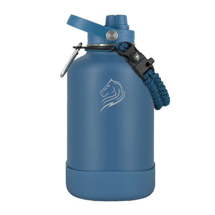 Blue water bottle with a carabiner on a white background. Coolnmore Denim θερμος 1.5lt με paracord λαβη και βαση σιλικονης