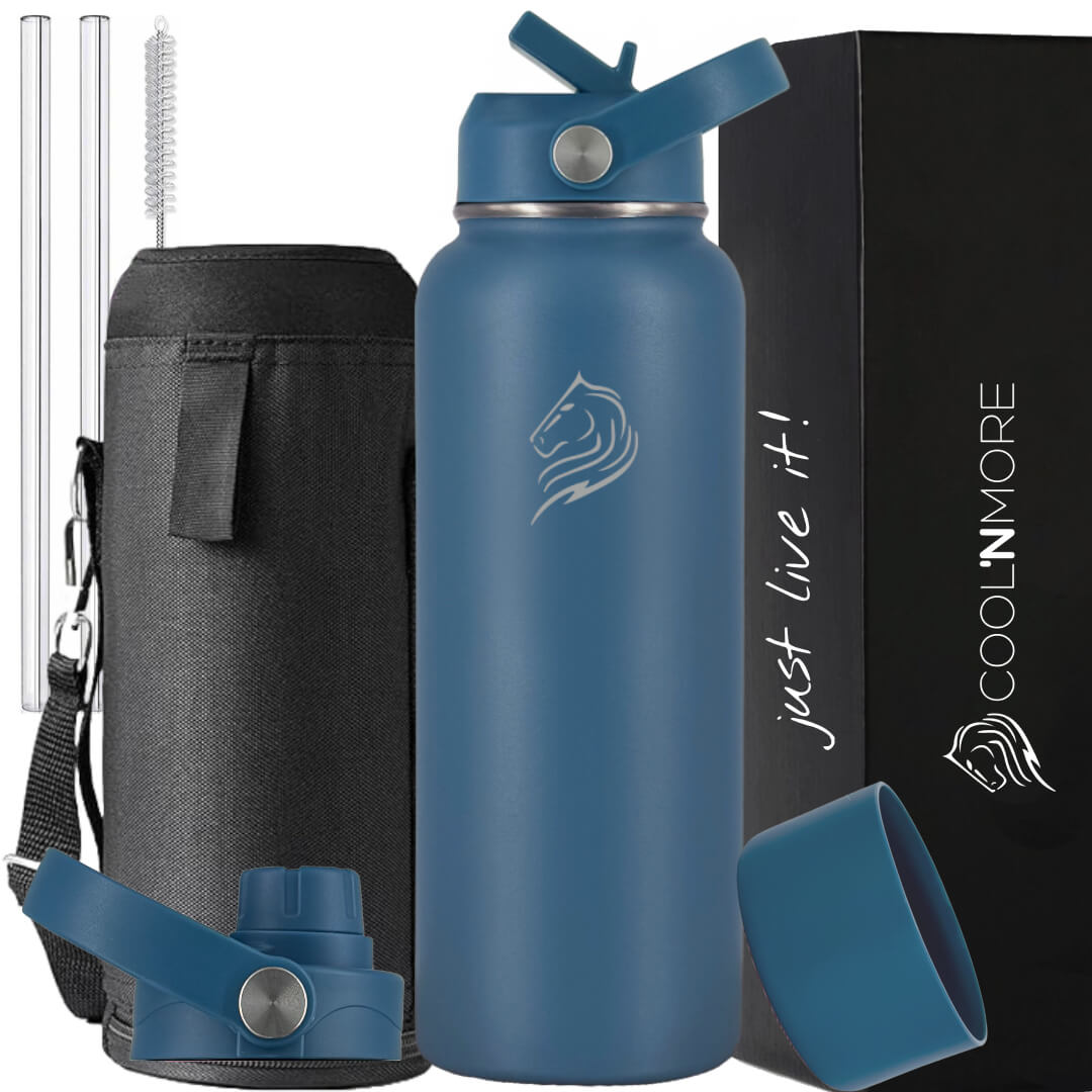 Coolnmore Denim θερμος νερου 1 λιτρου με καλαμακι. Blue water bottle with accessories and Coolnmore branding on a white background