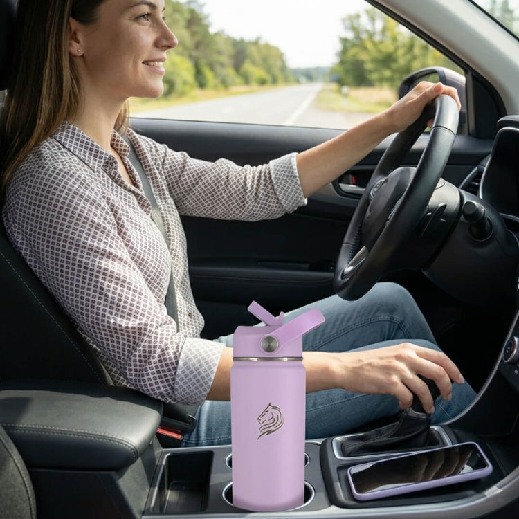 Woman driving a car with a pink water bottle in the cup holder. Coolnmore Lavender παγουρι θερμος νερου 750ml. 