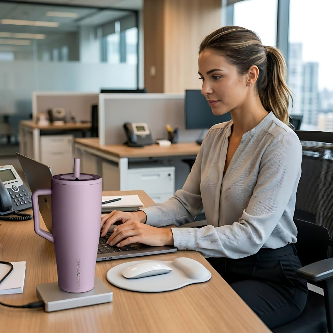 Γυναικα στο γραφειο της με Coolnmore Mulberry tumbler θερμος 1200ml με καλαμακι