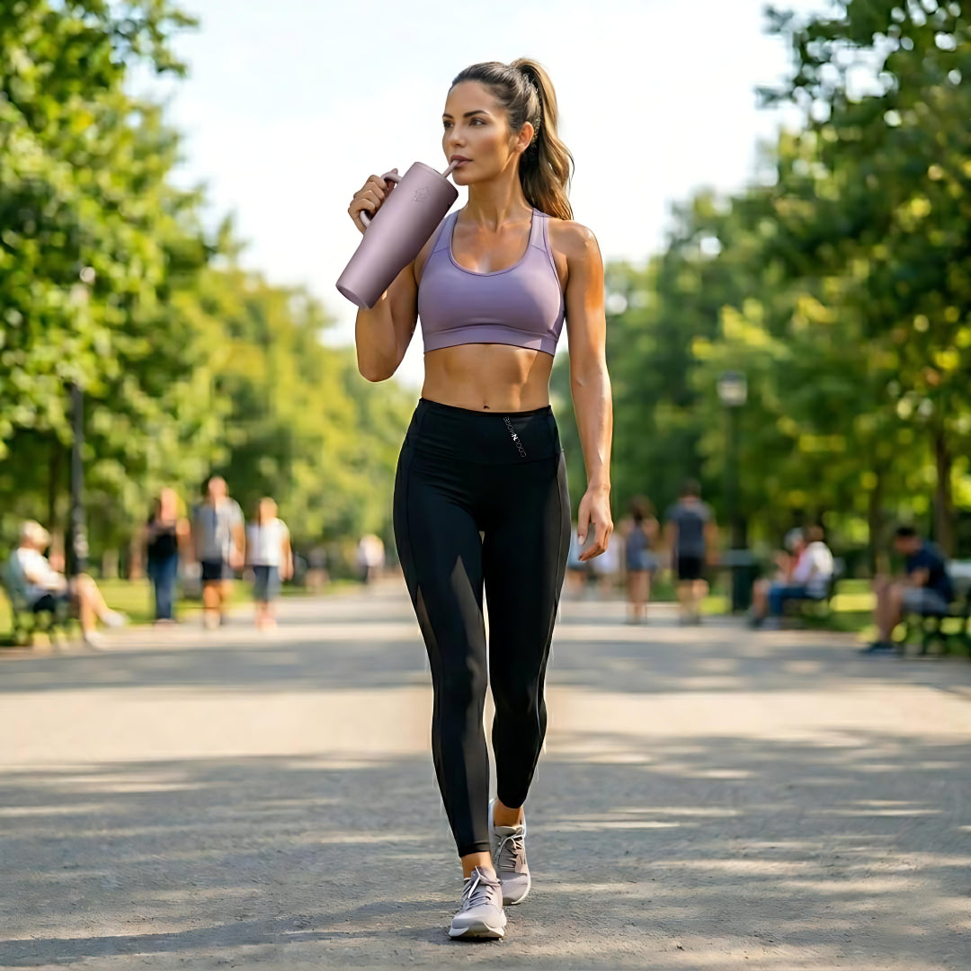 Γυναικα σε περιπατο στο παρκο κραταει Coolnmore Mulberry tumbler θερμος 1200ml με καλαμακι