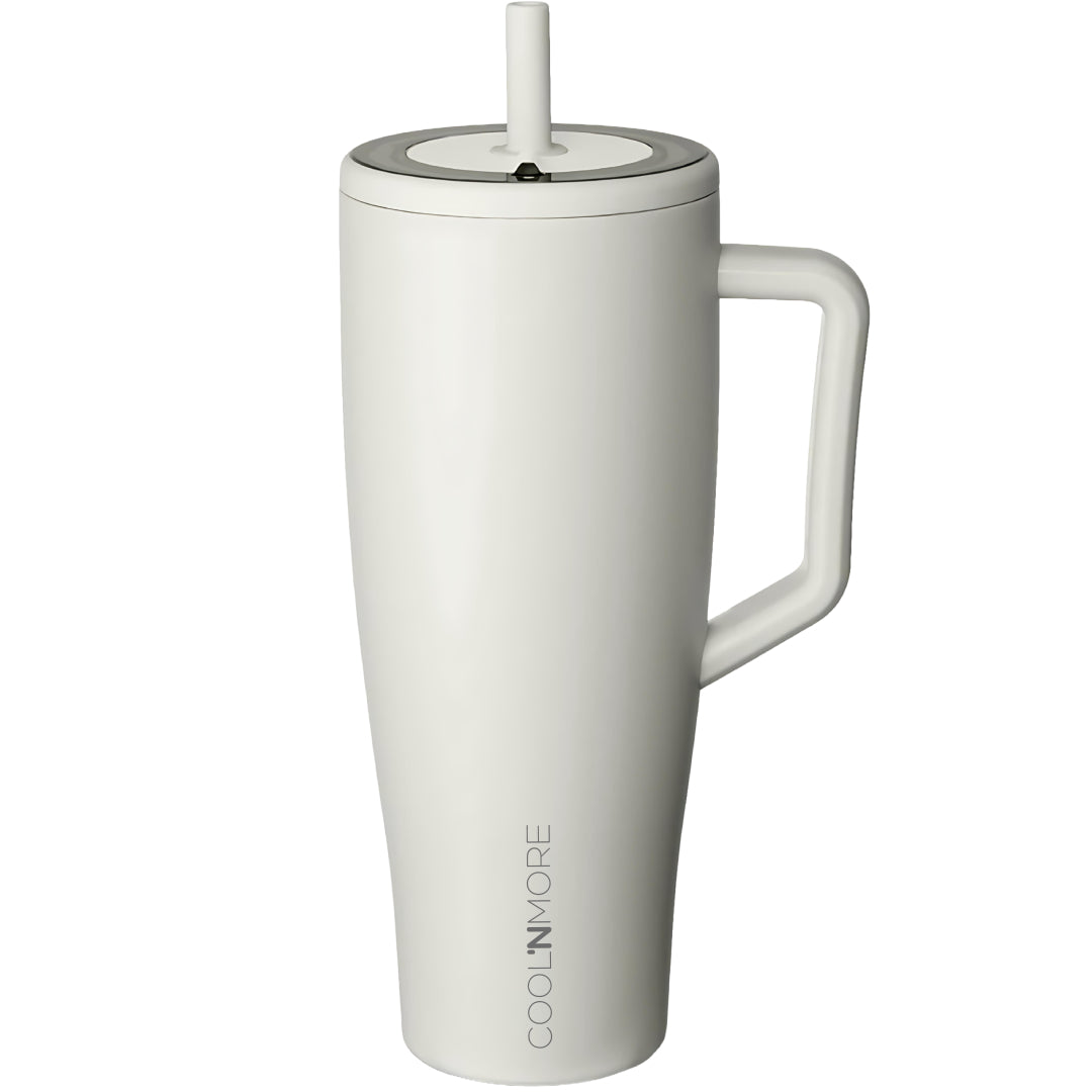 coolnmore Sand vogue tumbler θερμος 1200ml ανοξειδωτο. Beige insulated mug with handle and straw lid on a white background