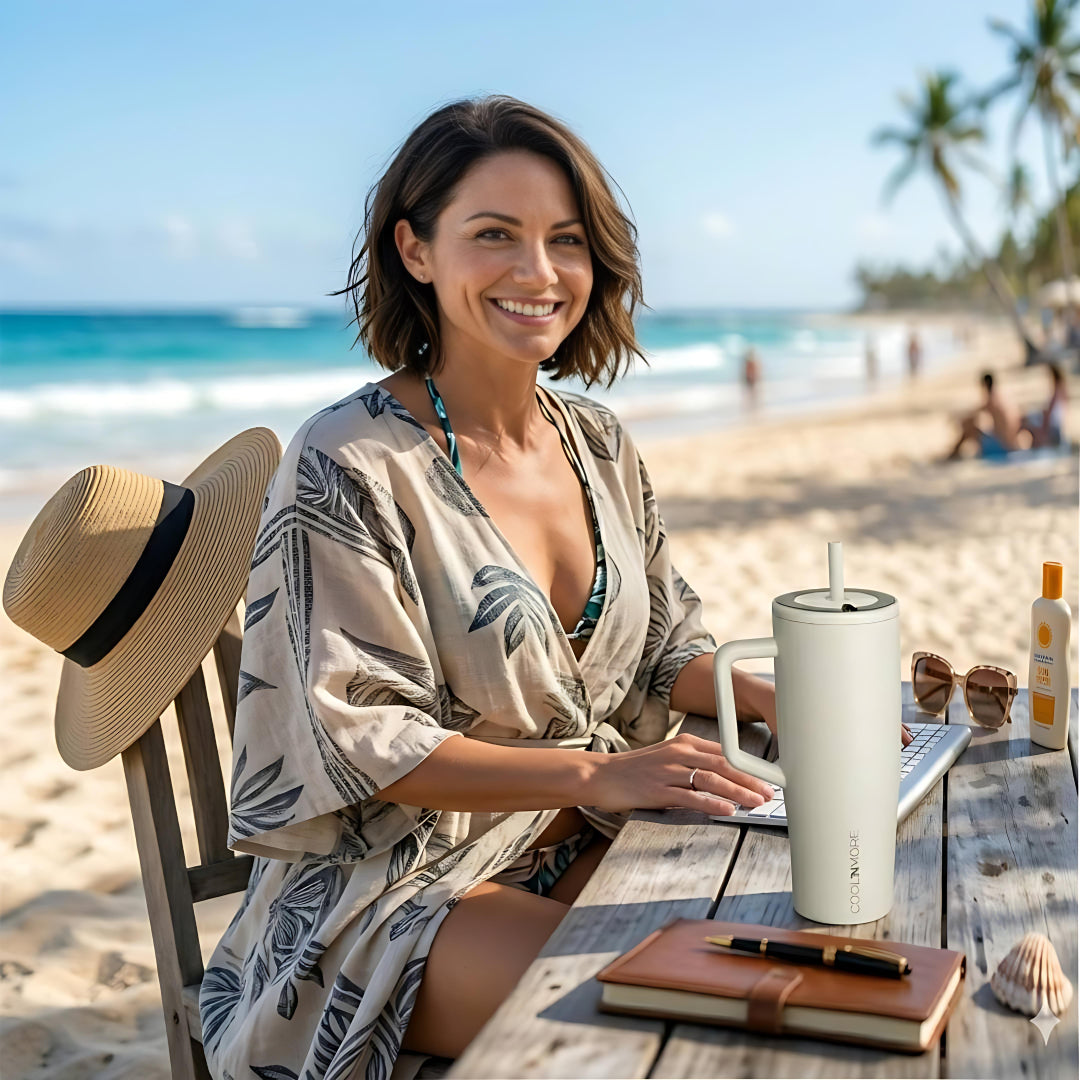 coolnmore sand vogue tumbler θερμος 1200ml με καλαμακι ανοξειδωτο. Woman in the beach with her beige tumbler and scenic background