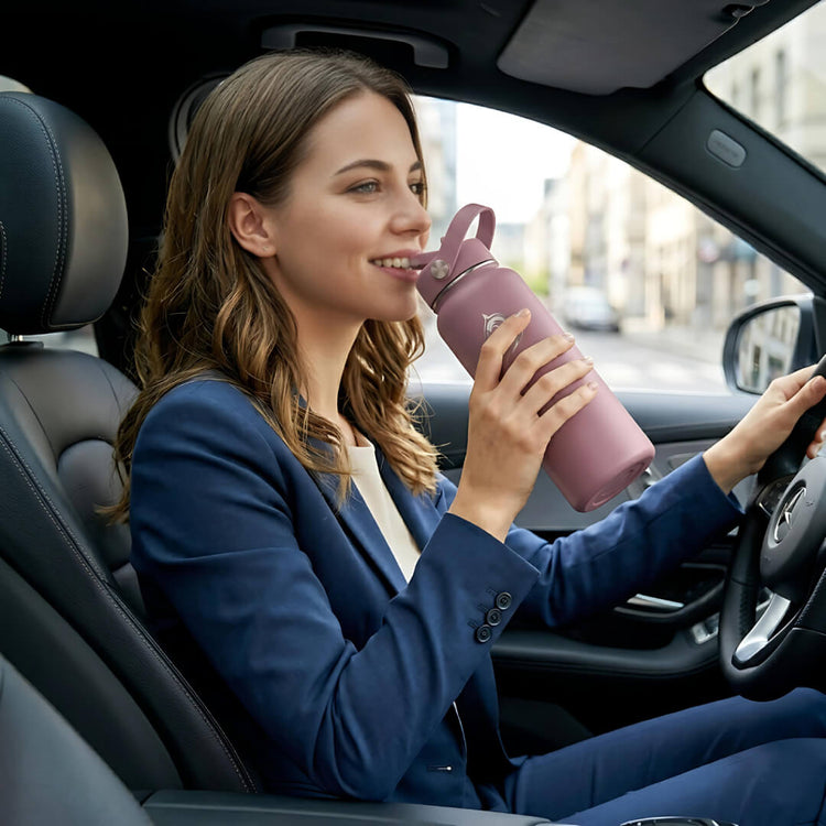 Woman in a car drinking from a pink water bottle Coolnmore θερμος νερου 1 λιτρου με καλαμακι. 