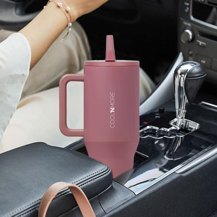 Το Coolnmore Traveller Tumbler Smoke Pink 1000ml είναι ένα πολυλειτουργικό, πρακτικό ποτηρι θερμος με λαβη και εφαρμοζει σε ολες τις ποτηροθηκες των στανταρντ αυτοκινητων
