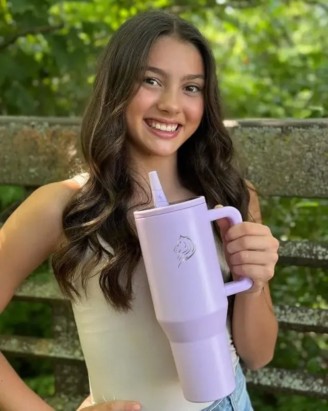 Το Coolnmore Traveller Tumbler Iris Purple 1000ml είναι ένα πολυλειτουργικό, πρακτικό και στυλατο σε minimal σχεδιασμο ποτήρι θερμός ενος λιτρου που θα σε συνοδεύσει σε κάθε σου περιπέτεια