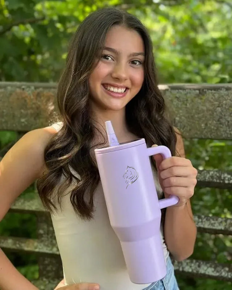 Το Coolnmore Traveller Tumbler Iris Purple 1000ml είναι ένα πολυλειτουργικό, πρακτικό και στυλατο σε minimal σχεδιασμο ποτήρι θερμός ενος λιτρου που θα σε συνοδεύσει σε κάθε σου περιπέτεια