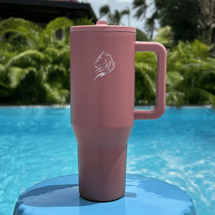 Το Coolnmore Traveller Tumbler Smoke Pink 1000ml είναι ένα πολυλειτουργικό, πρακτικό και στυλατο σε minimal σχεδιασμο ποτήρι θερμός ενος λιτρου που θα σε συνοδεύσει σε κάθε σου περιπέτεια