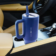 Το Coolnmore Traveller Tumbler navy blue 1000ml είναι ένα πολυλειτουργικό, πρακτικό ποτηρι θερμος με λαβη και εφαρμοζει σε ολες τις ποτηροθηκες των στανταρντ αυτοκινητων