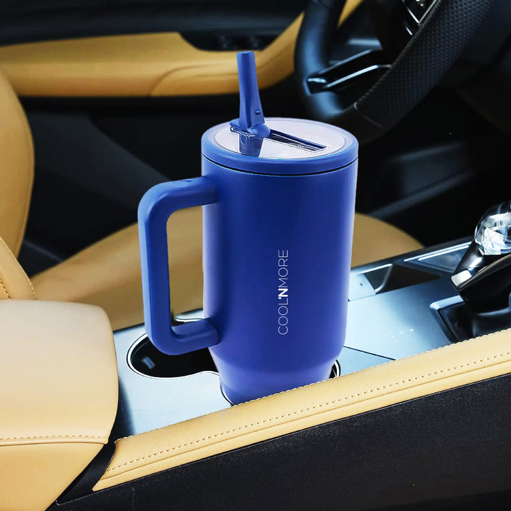 Το Coolnmore Traveller Tumbler navy blue 1000ml είναι ένα πολυλειτουργικό, πρακτικό ποτηρι θερμος με λαβη και εφαρμοζει σε ολες τις ποτηροθηκες των στανταρντ αυτοκινητων