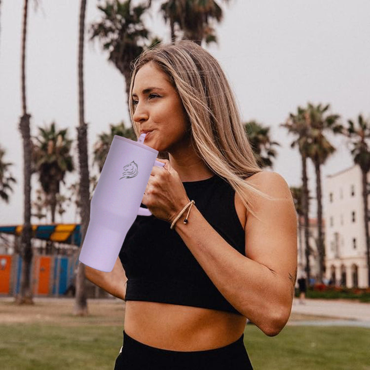 Το Coolnmore Traveller Tumbler Iris Purple 1000ml είναι ένα πολυλειτουργικό, πρακτικό και στυλατο ποτήρι θερμός ενος λιτρου που θα σε συνοδεύσει σε κάθε σου περιπέτεια