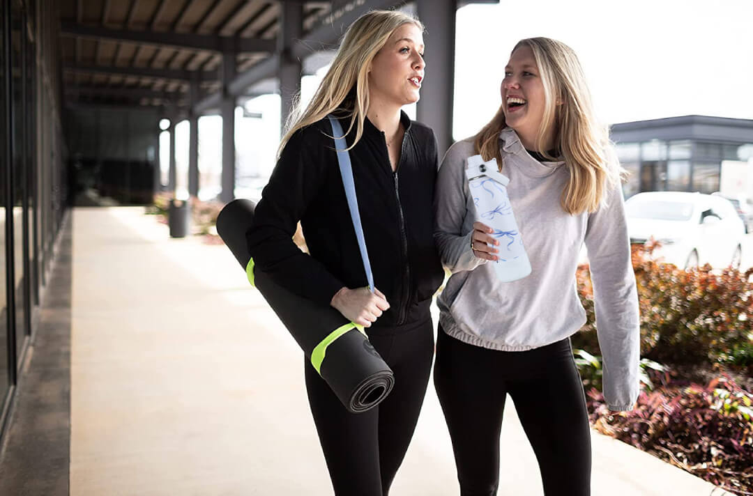 coolnmore bow παγουρι θερμος 500ml με μπλε φιογκους που το κρατα γυναικα που πηγαινει για γυμναστικη