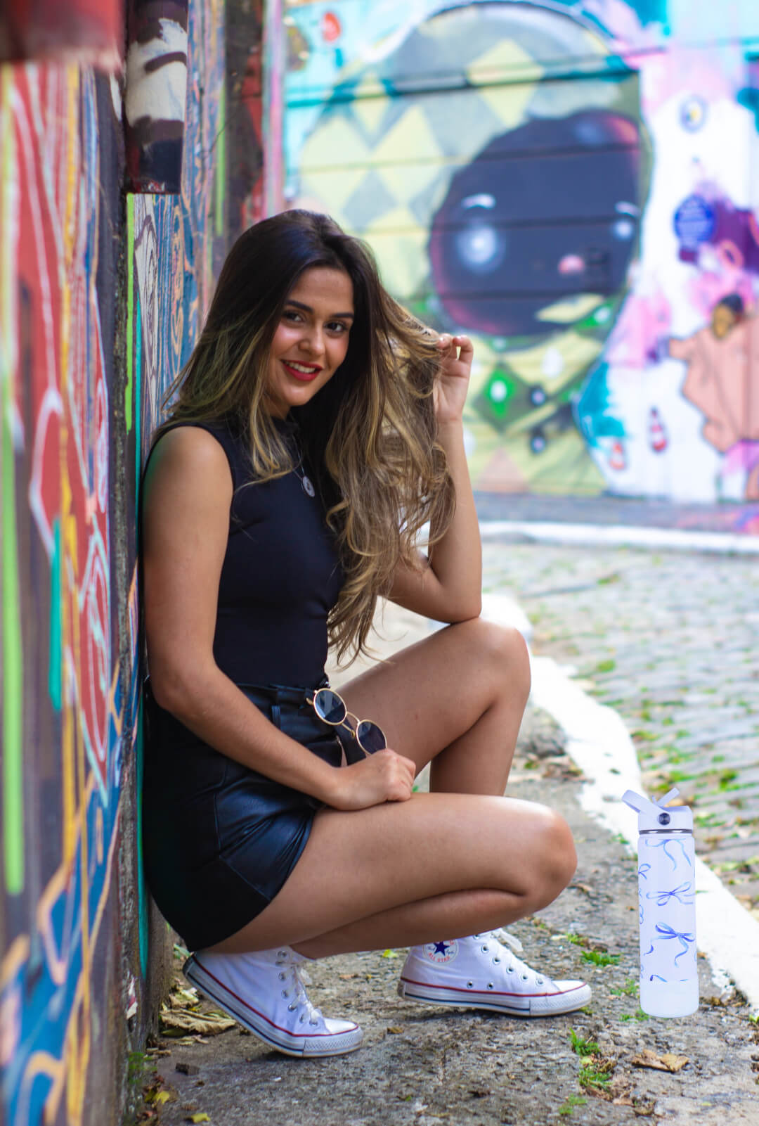 γυναικα στον δρομο με coolnmore bow μπουκαλι θερμος 500ml για ενυδατωση 