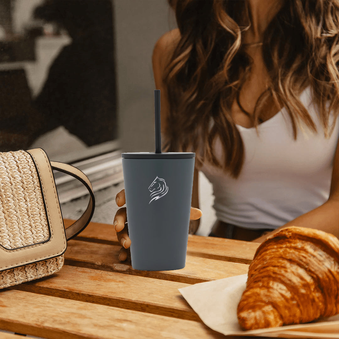 Το ποτήρι θερμός καφέ Coolnmore Grey 350ml από ανοξείδωτο ατσάλι με καλαμάκι διαθέτει 2 στεγανά καπάκια για ζεστά & κρύα ροφήματα. Τα καλύτερα θερμός διατηρούν την θερμοκρασία έως 6 ώρες για ζεστά ροφήματα και έως 12 ώρες για κρύα. Συνιστώνται ως ασφαλή θερμός για παιδιά