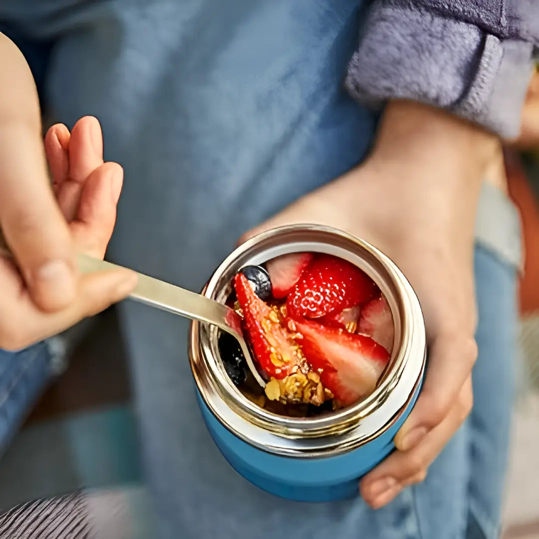 Δοχείο φαγητού θερμός Coolnmore Cyan 600ml με φαρδύ στόμιο: Απολαύστε το φαγητό σας ζεστό 8 ωρες ή κρύο για 12 ώρες με το ανοξείδωτο θερμός φαγητού. Φαγητοδοχείο θερμός διπλού τοιχώματος. Θερμός φαγητού για το σχολείο, το γραφείο, την εκδρομή. Θερμός φαγητού για μωρά, χρώμα μπλέ