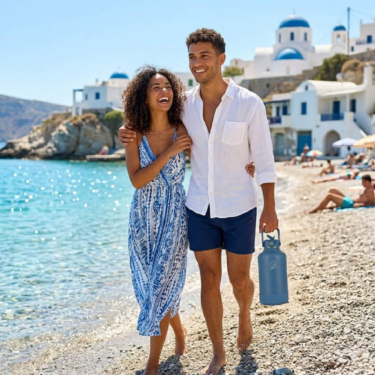 ζευγαρι στην παραλια με Coolnmore θερμος νερου 2 λιτρα