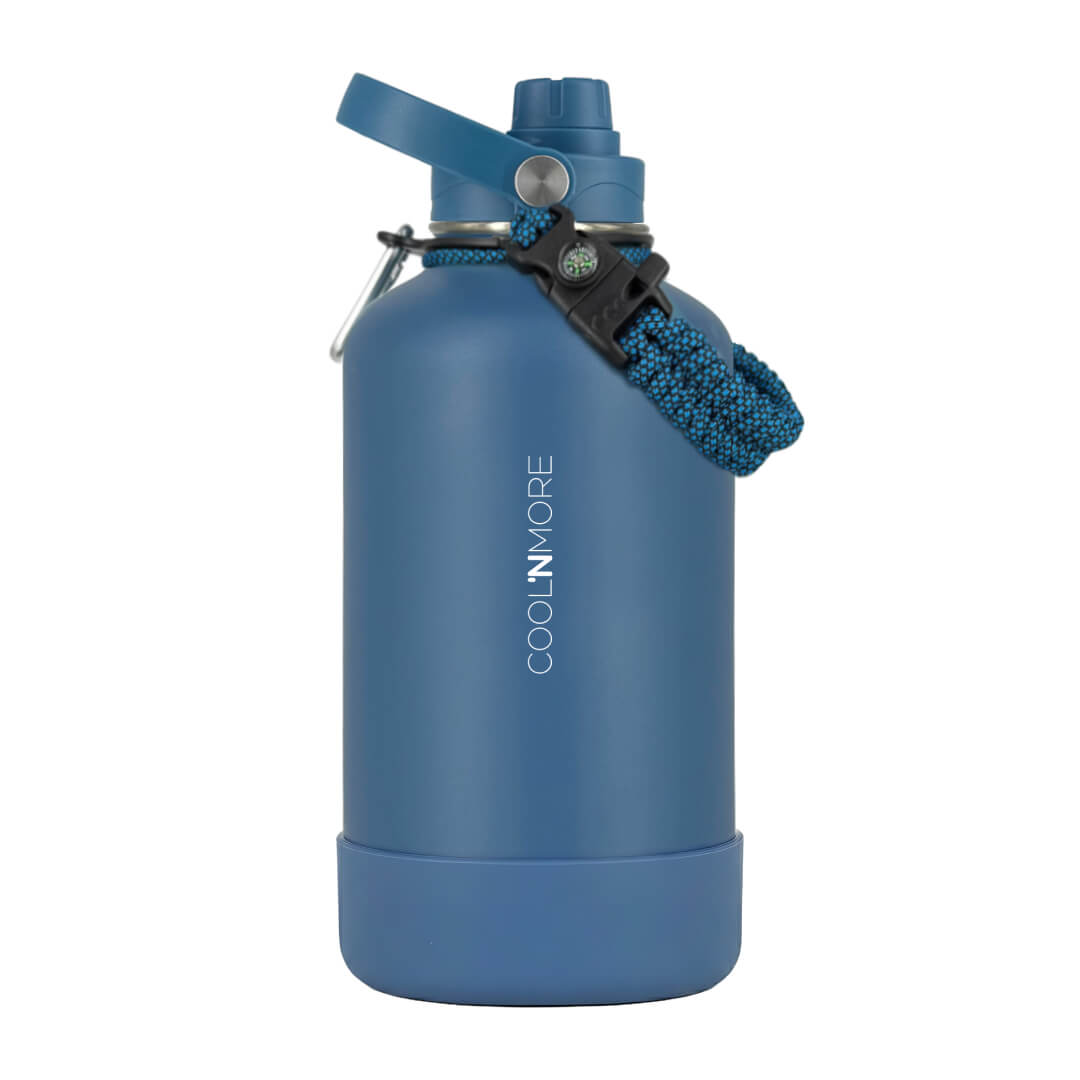 Coolnmore θερμος νερου 2 λιτρα με paracord λαβη. Blue water bottle with a strap on a white background