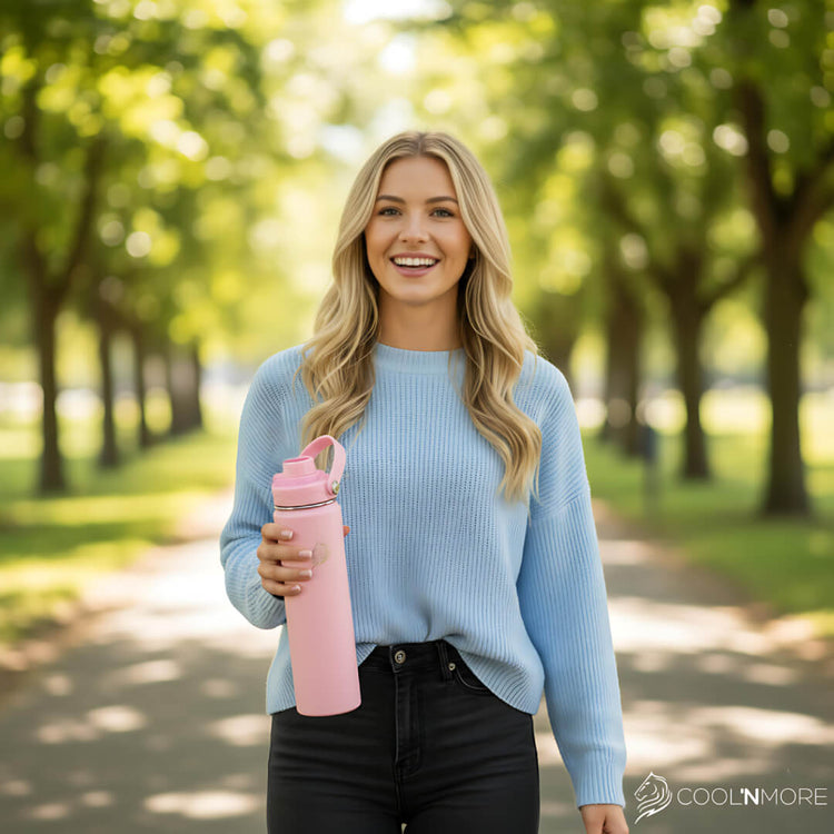 Coolnmore Flamingo θερμός νερού 750ml. Woman holding a pink water bottle in a park
