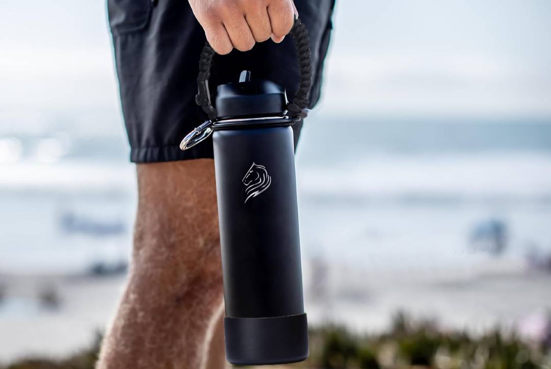 coolnmore lava grey 1000ml παγουρι θερμος ανοξειδωτο με καπακι καλαμακι, μαυρο, χωρις BPA και τοξικα υλικα, εχει αποσπωμενη paracord χειρολαβη και θηκη προστασιας σιλικονης