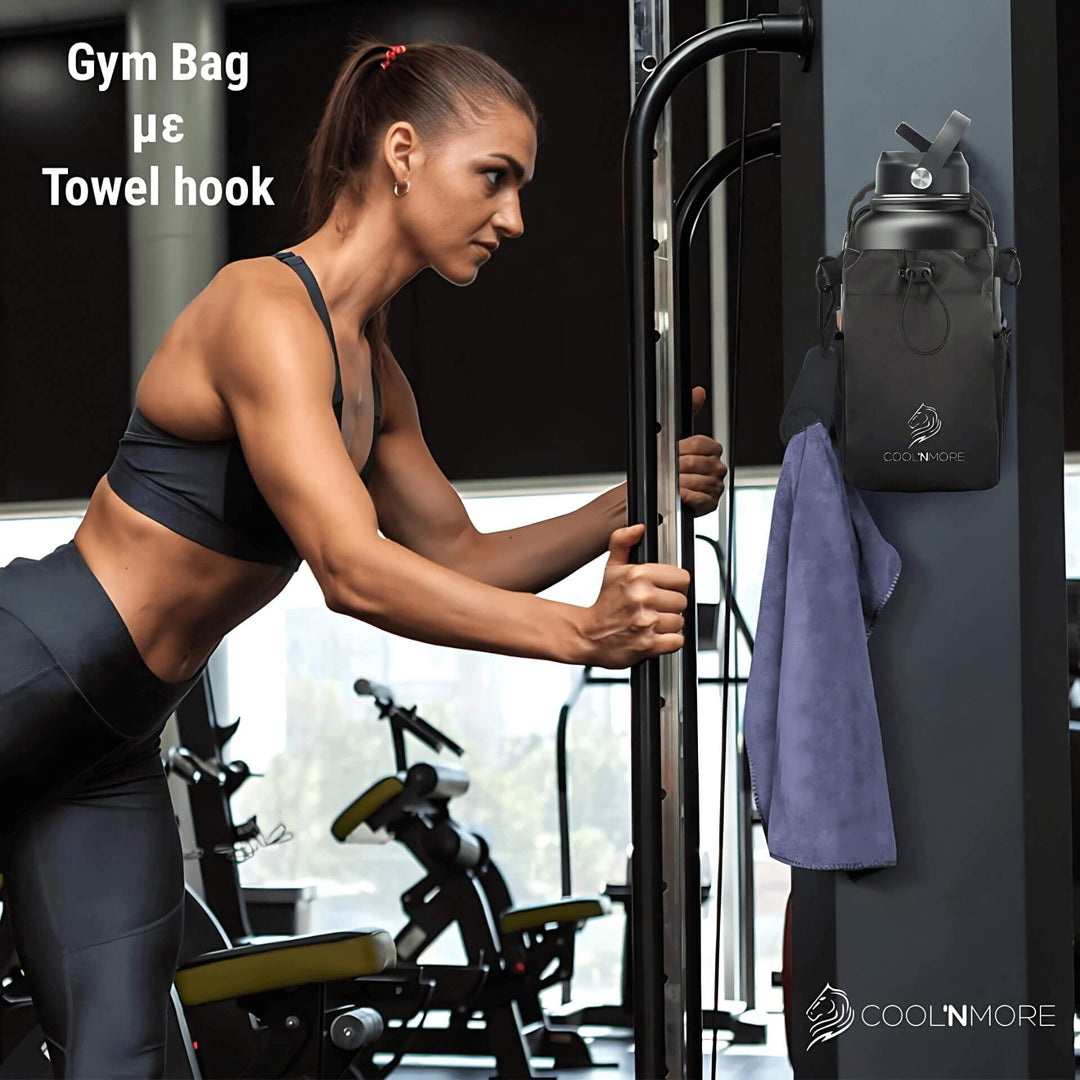 Γυναικεία τσάντα γυμναστηρίου μαγνητική Coolnmore GymBuddy με γαντζο πετσέτας, στερεωμένη στο όργανο γυμναστικής, με νεαρή γυναίκα που γυμνάζεται