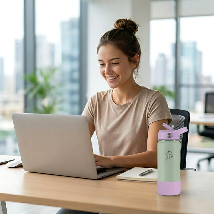 Coolnmore Mino παγουρι θερμος νερου 500ml.  Woman working on a laptop with a water bottle next to her in an office setting