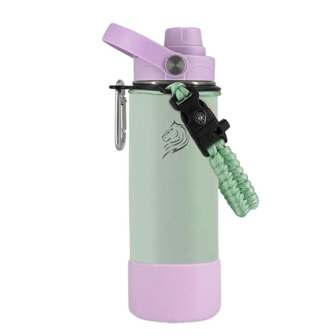 Coolnmore Mino θερμος νερου 500ml, παγουρι θερμος με λαβη paracord και ανοξειδωτο γαντζο. Green and purple water bottle with a carabiner on a white background
