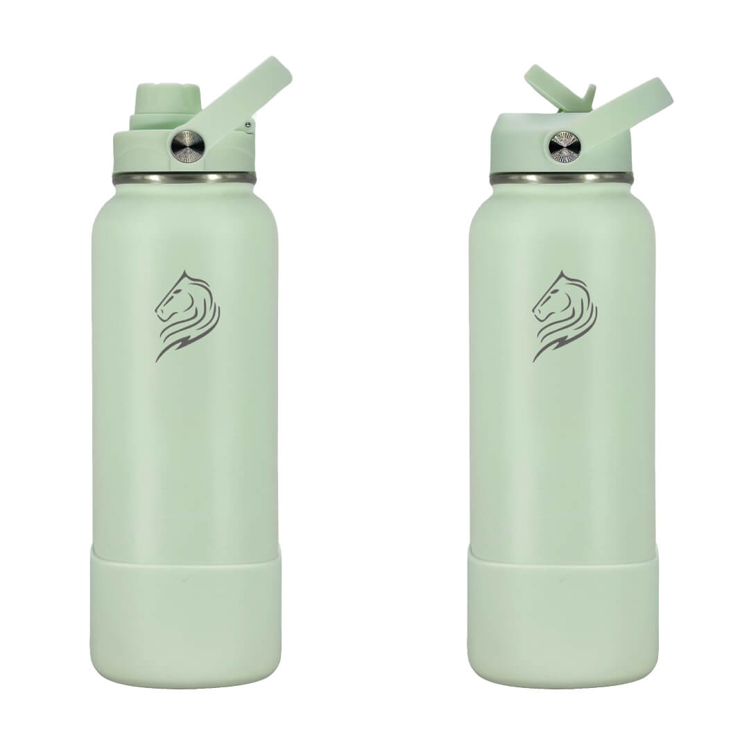 Coolnmore θερμος νερου 1 λιτρου με καλαμακι.  Two light green water bottles with spout lid and straw lid on a white background
