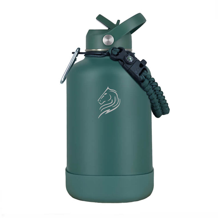 coolnmore moss green μπουκαλι θερμος 1.5 λιτρο. Green insulated bottle with a handle and logo on a white background