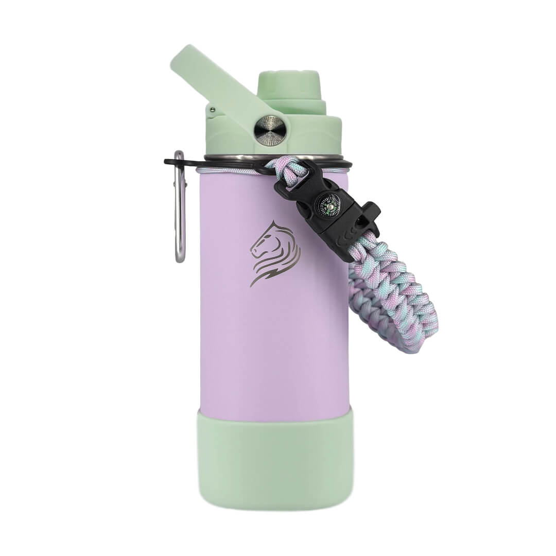 Το Coolnmore Nook παγουρι θερμος 350ml με paracord λαβη και βαση σιλικονης.  Purple water bottle with green accents and a handle on a white background