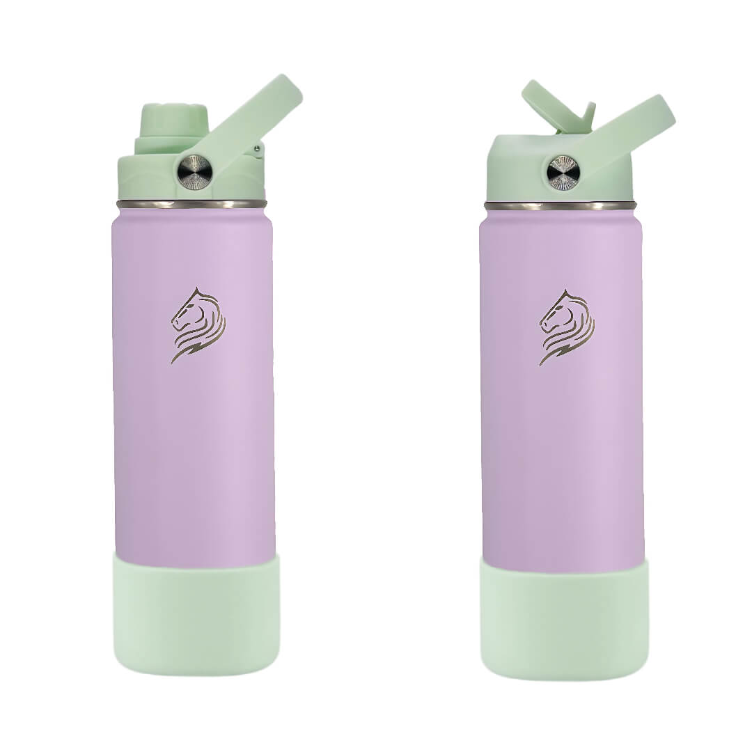 Το Coolnmore Nook θερμος 500ml με 2 καπακια και βαση σιλικονης. Two purple water bottles with green caps on a white background