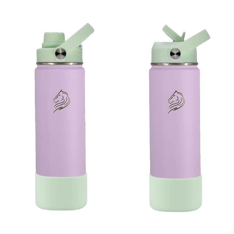 Το Coolnmore Nook θερμος 500ml με 2 καπακια και βαση σιλικονης. Two purple water bottles with green caps on a white background