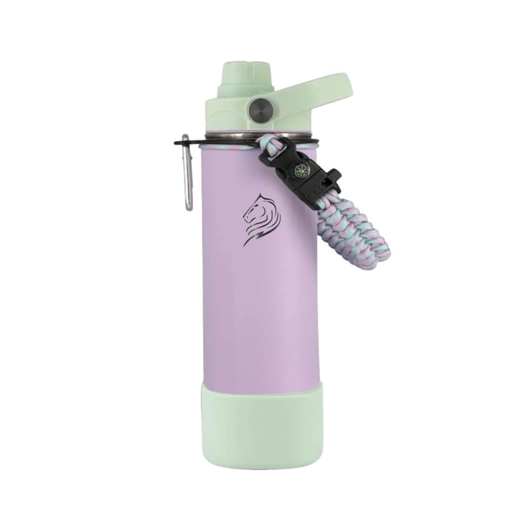 Το Coolnmore Nook παγουρι θερμος 500ml με paracord λαβη και βαση σιλικονης.  Purple water bottle with green accents and a handle on a white background