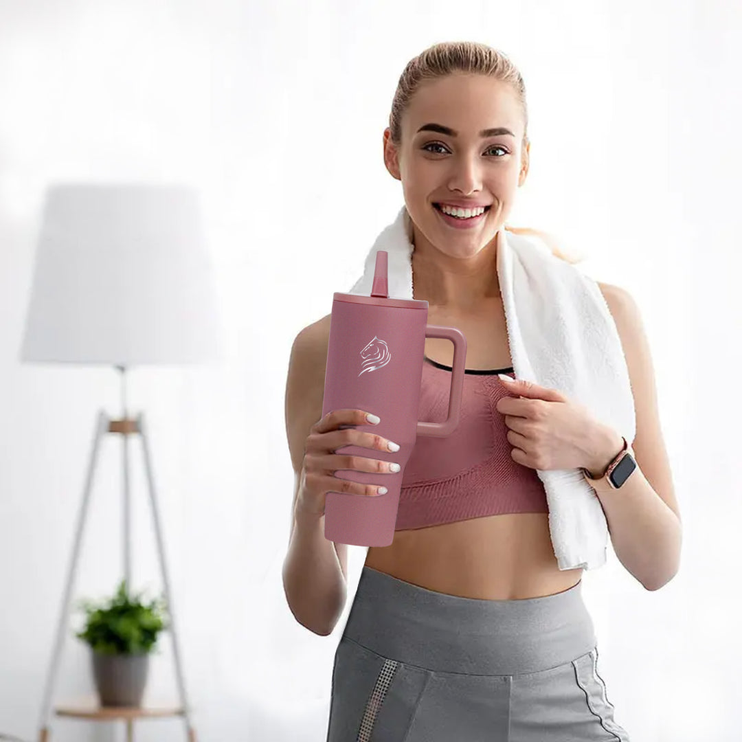 Το Coolnmore Traveller Tumbler Smoke Pink 1000ml είναι ένα πολυλειτουργικό, πρακτικό και στυλατο ποτήρι θερμός ενος λιτρου που θα σε συνοδεύσει σε κάθε σου περιπέτεια