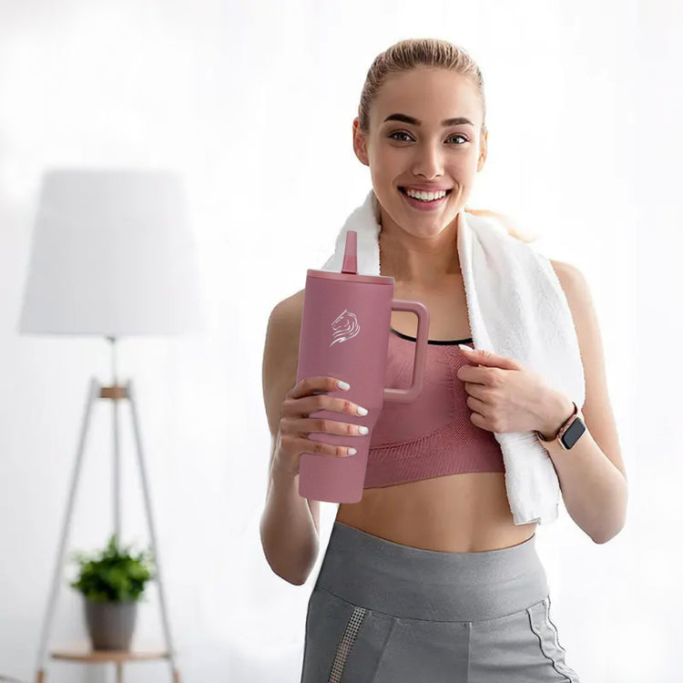 Το Coolnmore Traveller Tumbler Smoke Pink 1000ml είναι ένα πολυλειτουργικό, πρακτικό και στυλατο ποτήρι θερμός ενος λιτρου που θα σε συνοδεύσει σε κάθε σου περιπέτεια