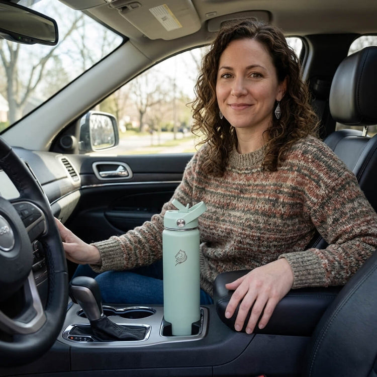 coolnmore θερμος νερου mint 750ml, woman sitting in a car holding a light green water bottle