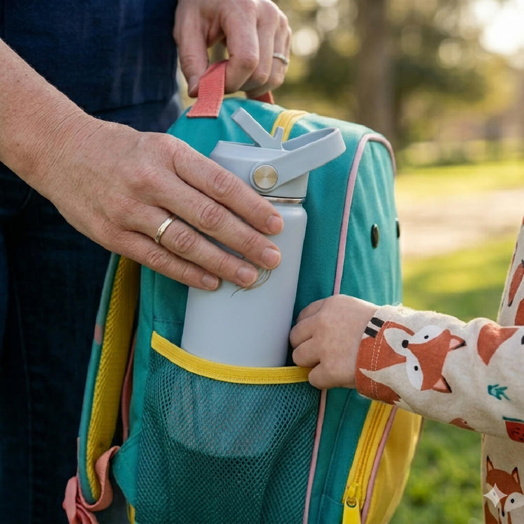 Coolnmore Surf παιδικο παγουρι θερμος. Person and child holding a teal backpack with a white water bottle in a park setting
