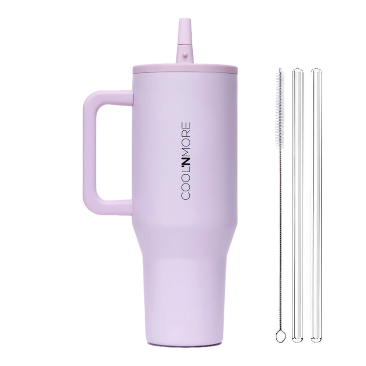 Το Coolnmore Traveller Tumbler  iris purple 1000ml είναι ένα πολυλειτουργικό, πρακτικό και στυλατο σε minimal σχεδιασμο ποτήρι θερμός ενος λιτρου που θα σε συνοδεύσει σε κάθε σου περιπέτεια. με 2 καλαμακια και βουρτσακι