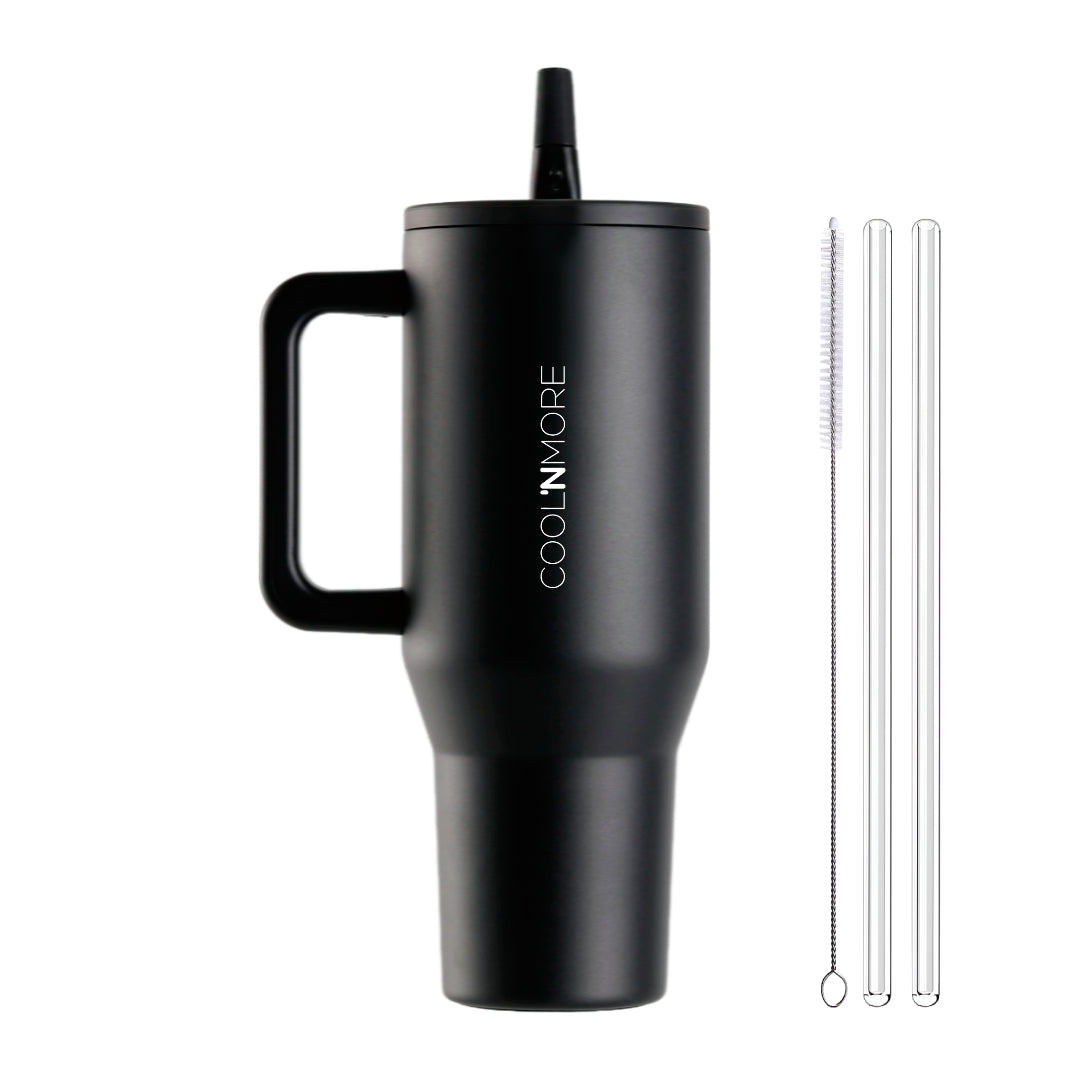 Το Coolnmore Traveller Tumbler black 1000ml είναι ένα πολυλειτουργικό, πρακτικό και στυλατο σε minimal σχεδιασμο ποτήρι θερμός ενος λιτρου που θα σε συνοδεύσει σε κάθε σου περιπέτεια. με 2 καλαμακια και βουρτσακι