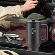 Το Coolnmore Traveller Tumbler obsidian black 1000ml είναι ένα πολυλειτουργικό, πρακτικό ποτηρι θερμος με λαβη και εφαρμοζει σε ολες τις ποτηροθηκες των στανταρντ αυτοκινητων