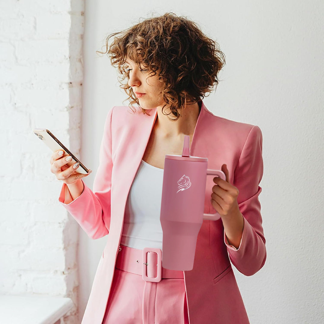 Το Coolnmore Traveller Tumbler Smoke Pink 1000ml είναι ένα πολυλειτουργικό, πρακτικό και στυλατο ποτήρι θερμός νερου ενος λιτρου για κάθε σου περιπέτεια