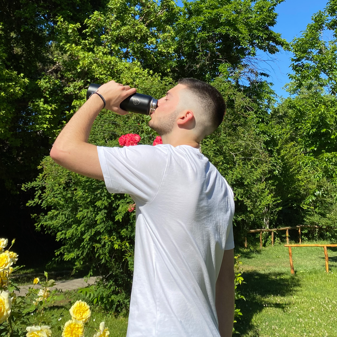 Coolnmore ανοξείδωτο μπουκάλι θερμός 750ml με 3 καπάκια Jet Black. Ανοξείδωτο μπουκάλι νερού με καλαμάκι, στεγανό 100%. Μπουκάλι θερμός για καφέ. Ανοξείδωτο παγούρι νερού επαναχρησιμοποιούμενο ισοθερμικό, κατάλληλο για παιδιά, εγγύηση εφ' όρου ζωής