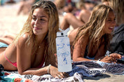 γυναικα στην παραλια εχει για ενυδατωση coolnmore bow θερμός 1 λίτρο με φιογκους