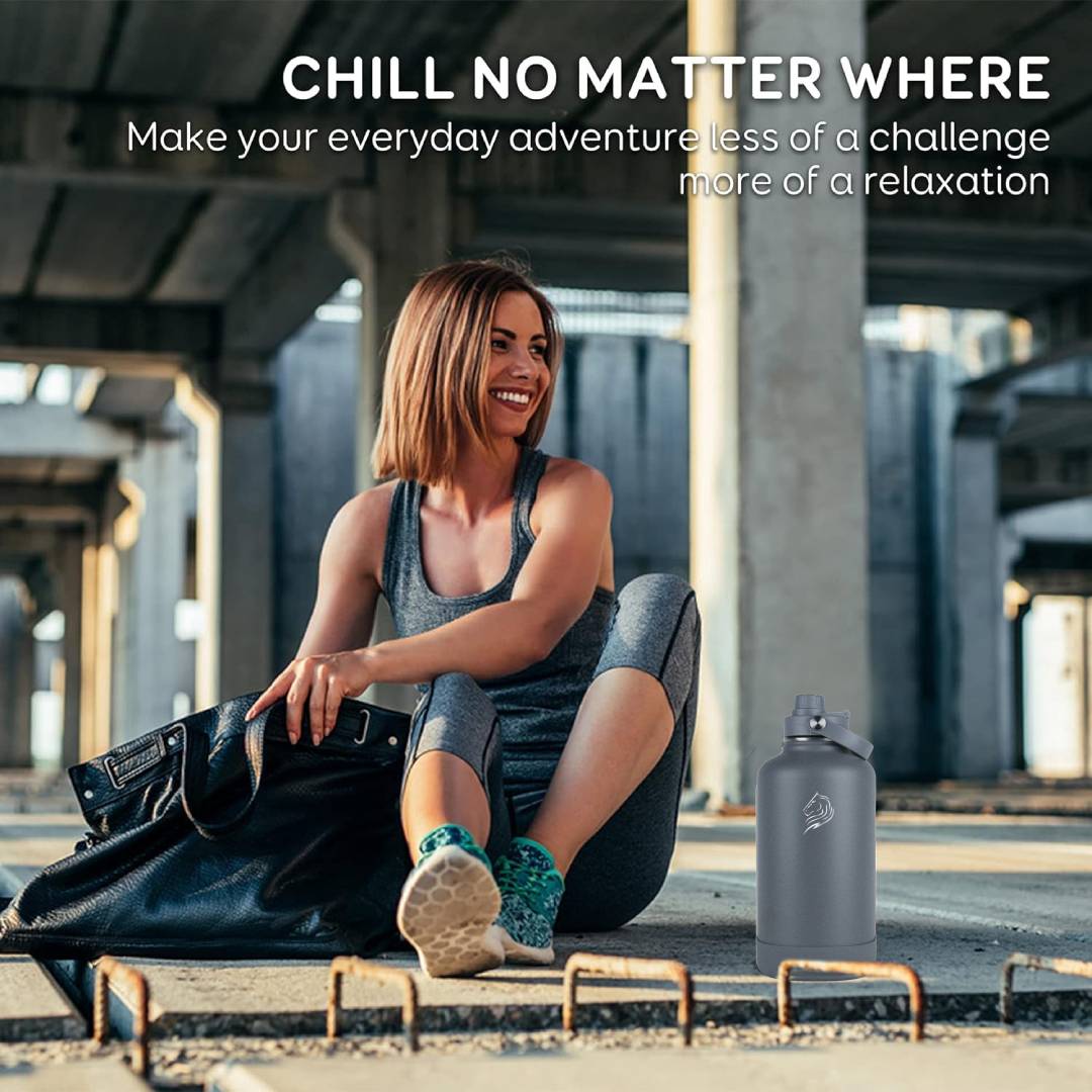 νεαρη γυναικα χαλαρωνει μετα απο την γυμναστικη με coolnmore lava grey μπουκαλι θερμος νερου 2lt