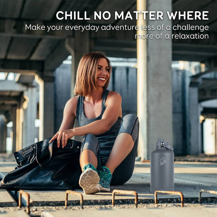 νεαρη γυναικα χαλαρωνει μετα απο την γυμναστικη με coolnmore lava grey μπουκαλι θερμος νερου 2lt